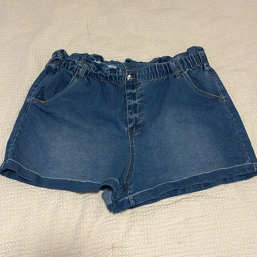 LIKE NEW No Boundaries Paperbag waist jean shorts✨